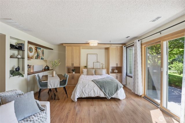 1041 Ihland Place NE, Bainbridge Island, WA 98110