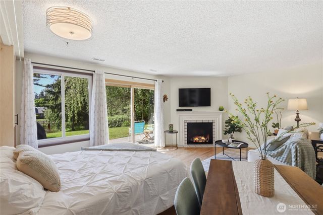 1041 Ihland Place NE, Bainbridge Island, WA 98110