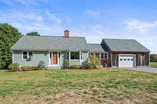 152 Amesbury Road, Kensington, NH 03833