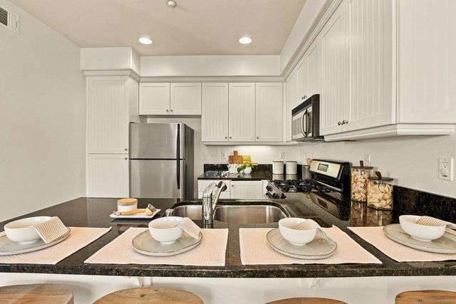 845 Harbor Cliff Way 305, Oceanside, CA 92054