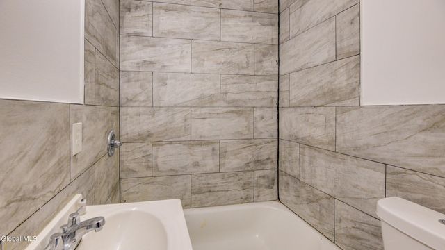 82 Wall Street, Amsterdam, NY 12010