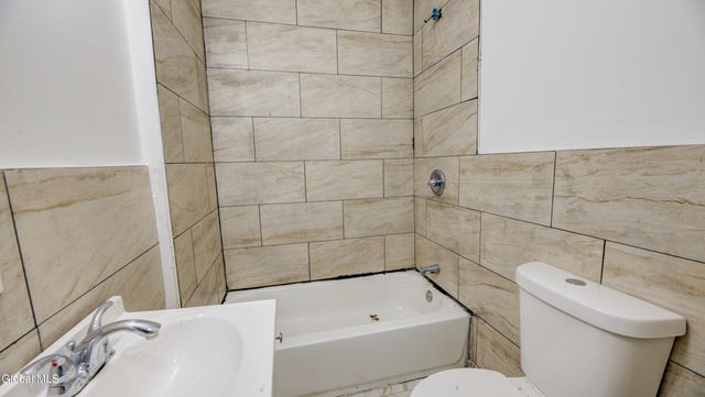 82 Wall Street, Amsterdam, NY 12010