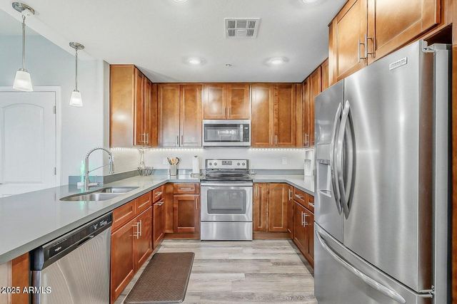 2821 S SKYLINE Drive 141, Mesa, AZ 85212