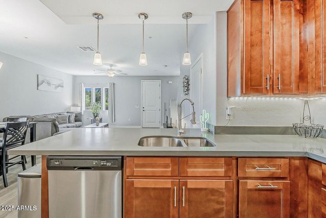 2821 S SKYLINE Drive 141, Mesa, AZ 85212