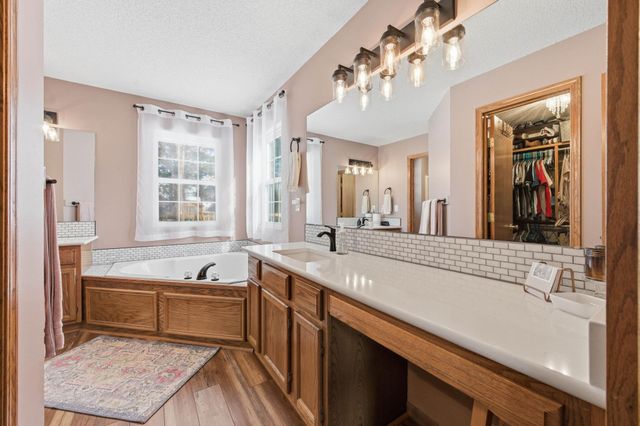 9010 W Meadow Knoll St, Wichita, KS 67205