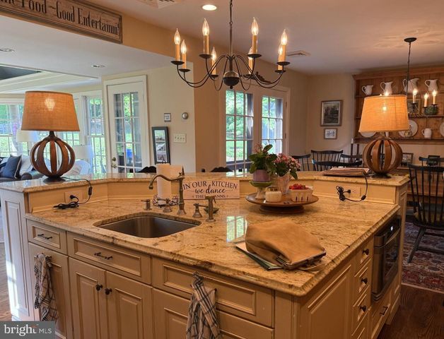 240 HILLENDALE DR, Doylestown, PA 18901