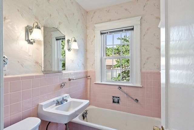 37 Rowena St, Worcester, MA 01606