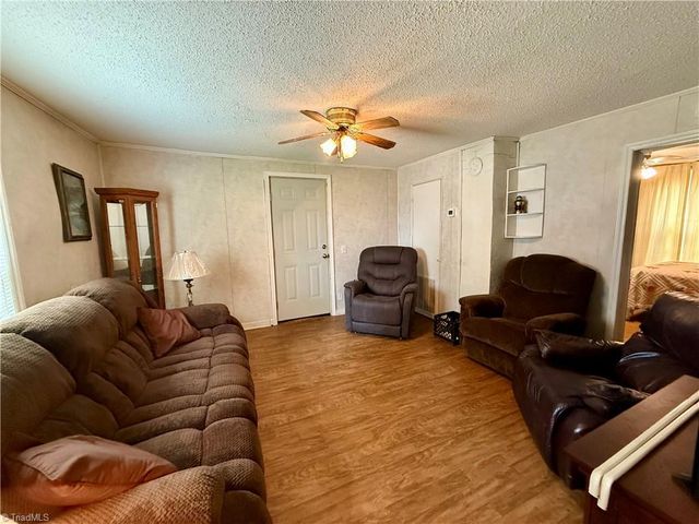 212 S 6th Avenue, Mayodan, NC 27027