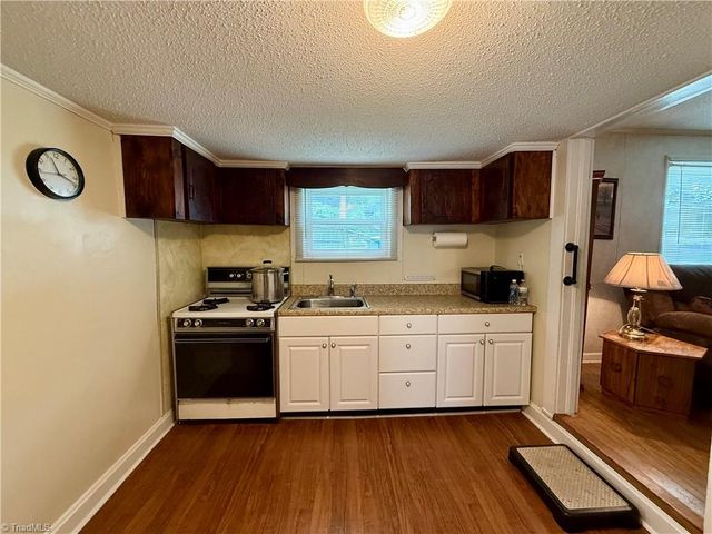 212 S 6th Avenue, Mayodan, NC 27027