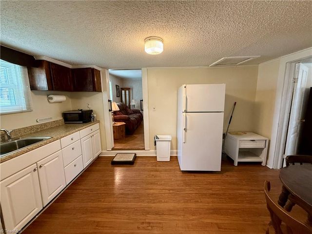 212 S 6th Avenue, Mayodan, NC 27027
