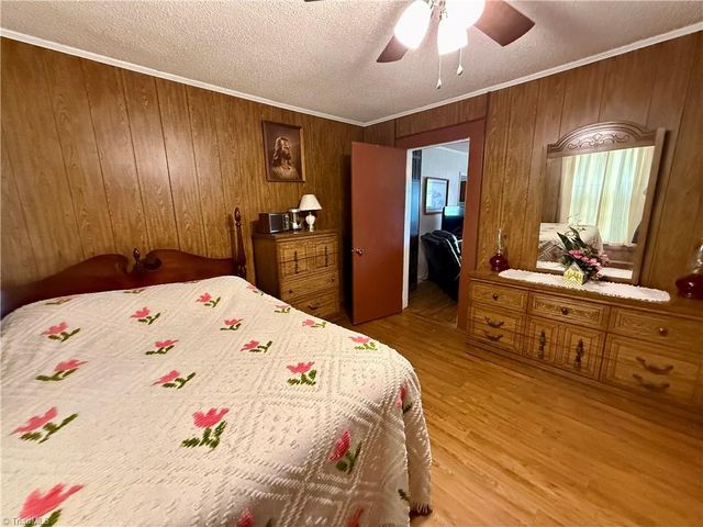 212 S 6th Avenue, Mayodan, NC 27027