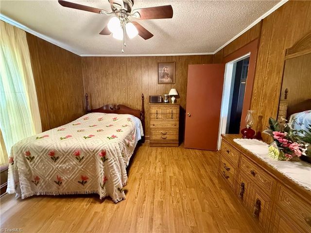 212 S 6th Avenue, Mayodan, NC 27027
