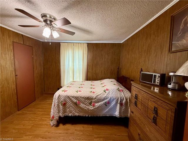 212 S 6th Avenue, Mayodan, NC 27027