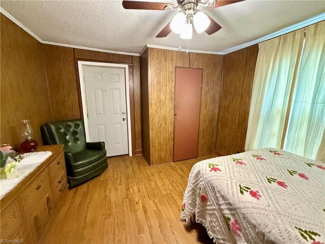 212 S 6th Avenue, Mayodan, NC 27027