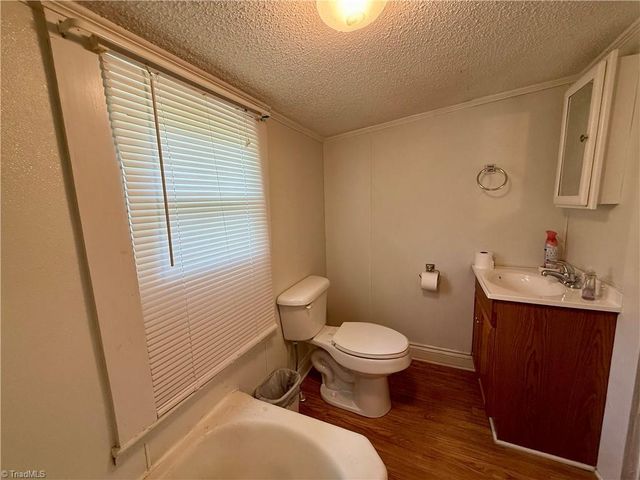 212 S 6th Avenue, Mayodan, NC 27027