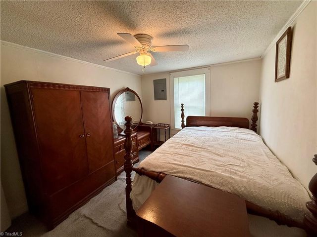 212 S 6th Avenue, Mayodan, NC 27027
