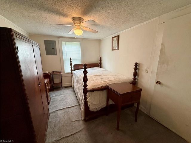 212 S 6th Avenue, Mayodan, NC 27027