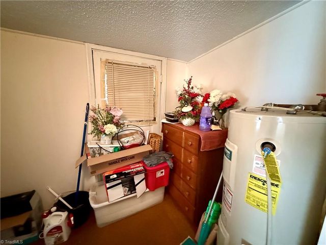 212 S 6th Avenue, Mayodan, NC 27027