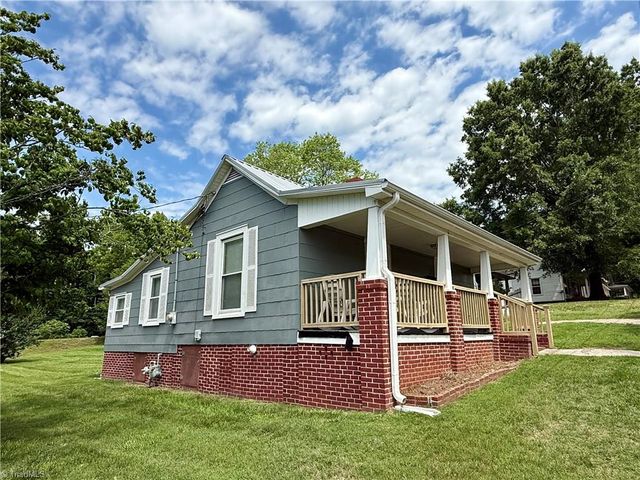 212 S 6th Avenue, Mayodan, NC 27027