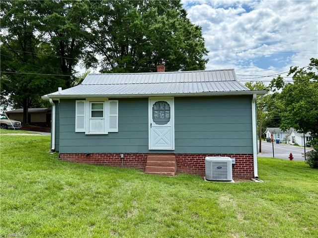 212 S 6th Avenue, Mayodan, NC 27027