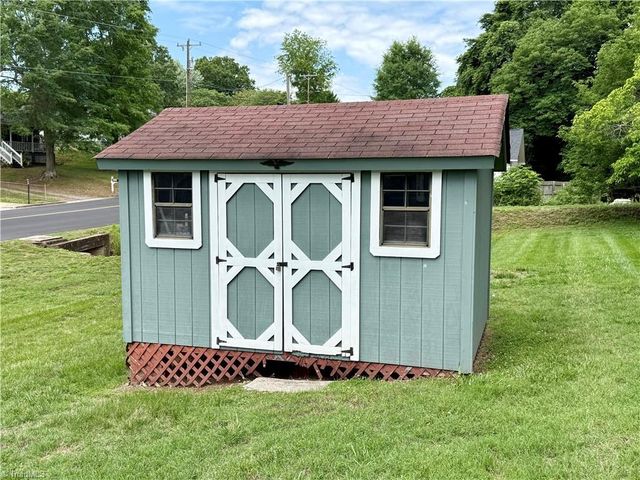 212 S 6th Avenue, Mayodan, NC 27027