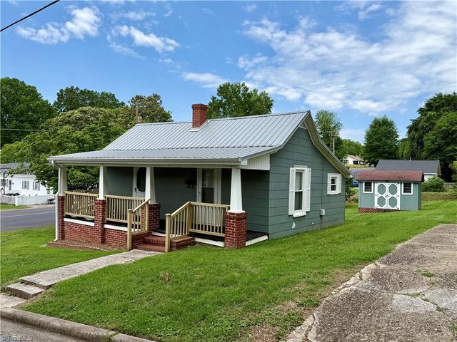 212 S 6th Avenue, Mayodan, NC 27027