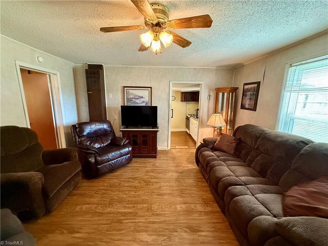 212 S 6th Avenue, Mayodan, NC 27027