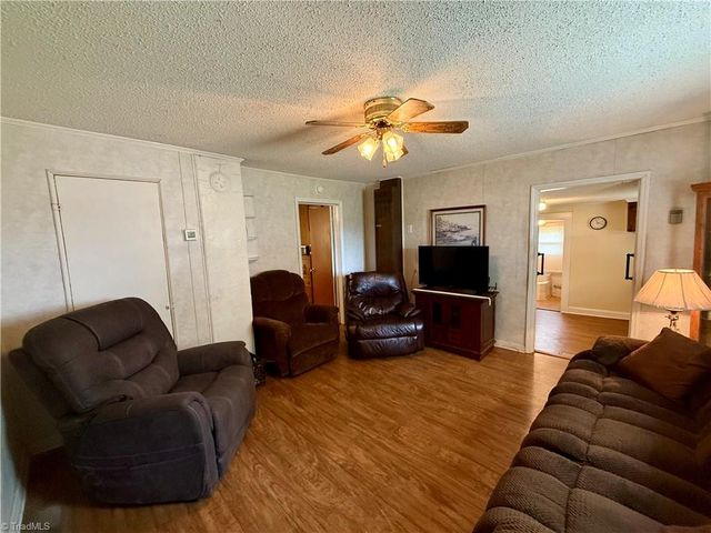 212 S 6th Avenue, Mayodan, NC 27027