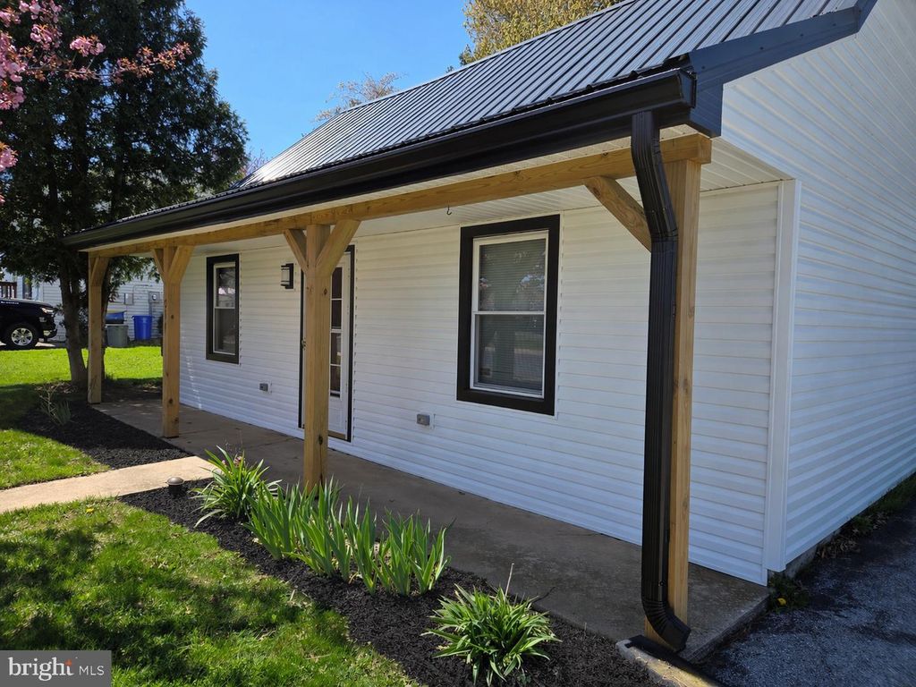 214 N LIVERPOOL ST, Manchester, PA 17345