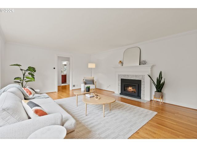 8120 Sw MAPLE Dr, Portland, OR 97225