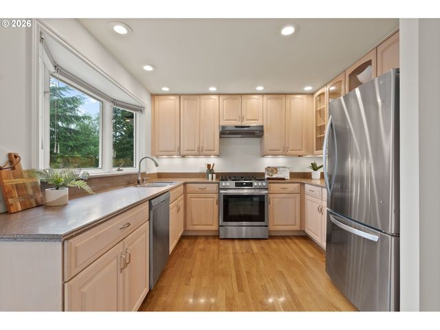 8120 Sw MAPLE Dr, Portland, OR 97225