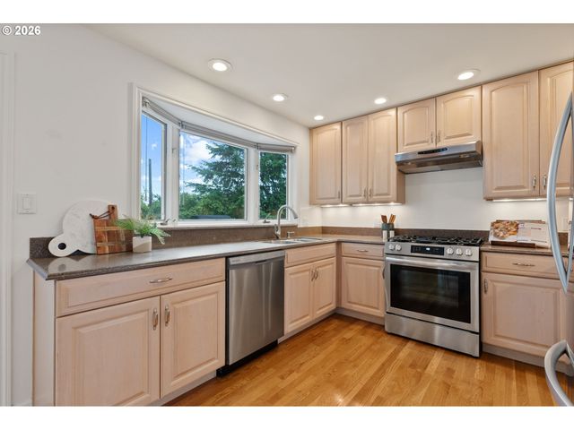8120 Sw MAPLE Dr, Portland, OR 97225