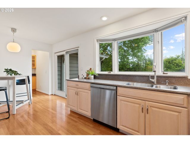 8120 Sw MAPLE Dr, Portland, OR 97225