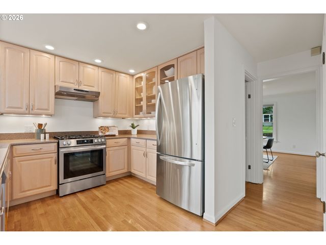 8120 Sw MAPLE Dr, Portland, OR 97225