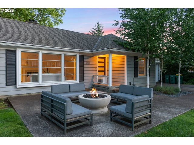 8120 Sw MAPLE Dr, Portland, OR 97225