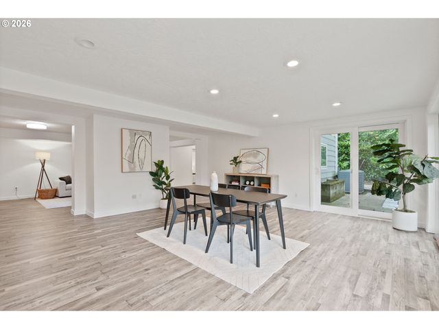 8120 Sw MAPLE Dr, Portland, OR 97225