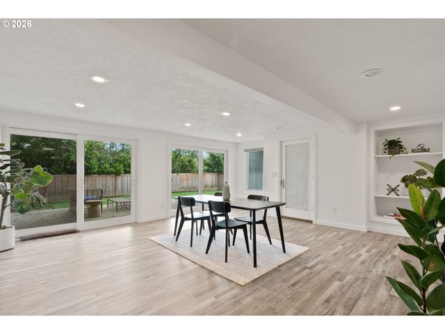 8120 Sw MAPLE Dr, Portland, OR 97225