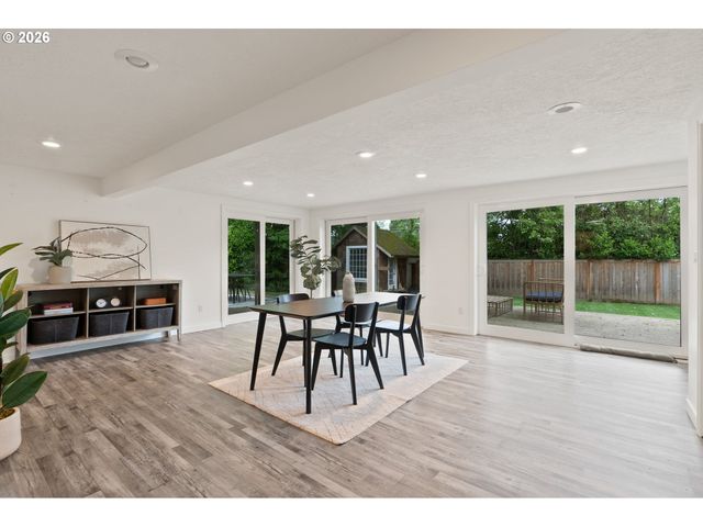 8120 Sw MAPLE Dr, Portland, OR 97225