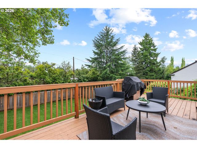 8120 Sw MAPLE Dr, Portland, OR 97225