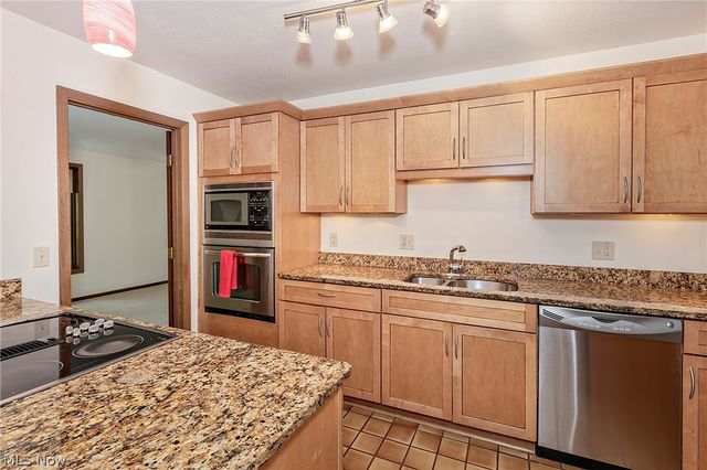 12616 Cedar Road, Cleveland Heights, OH 44106