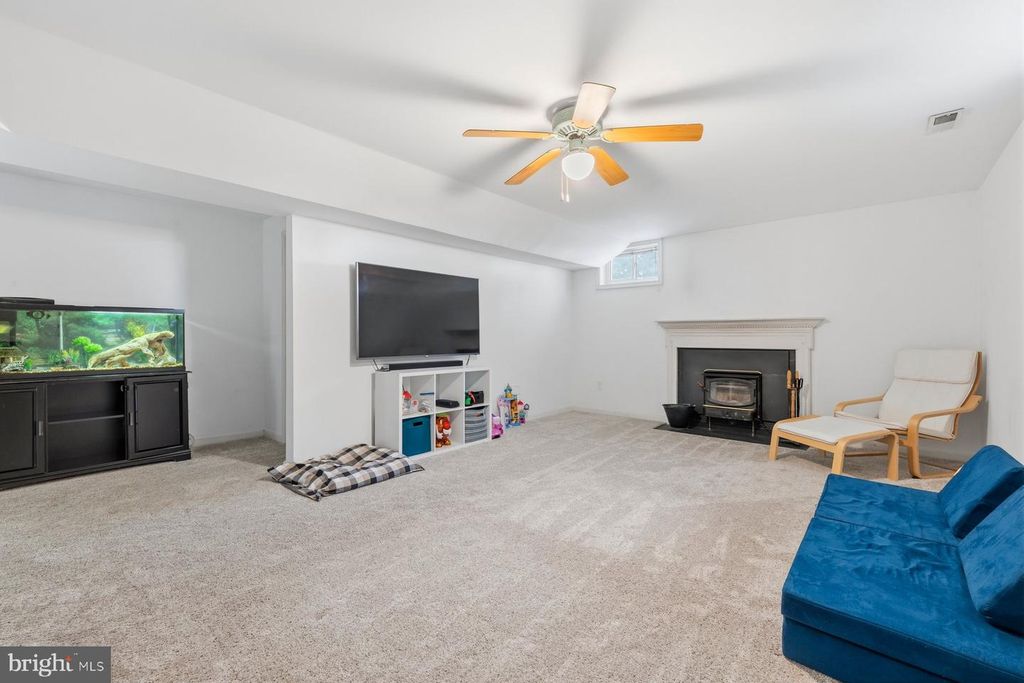 Image 4 of property listing at 1183 JO APTER PL, New Windsor, MD 21776