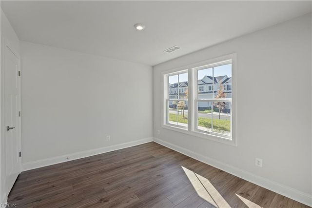 8 Bracewell LN, Yorktown, VA 23692