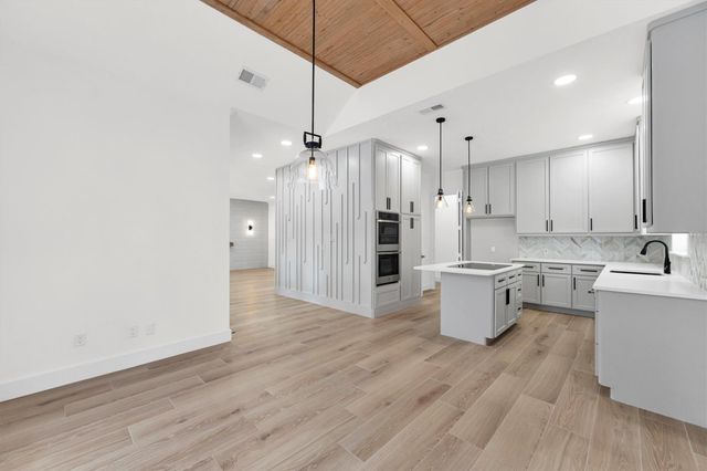30 E Wedgemere Circle, The Woodlands, TX 77381