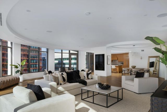 2402 E Esplanade Lane Unit 902, Phoenix, AZ 85016