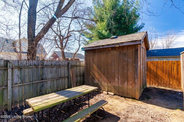 4012 Cedarway Ct, Louisville, KY 40229