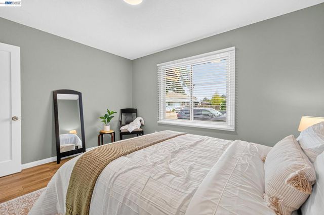 5616 Alameda Ave, Richmond, CA 94804