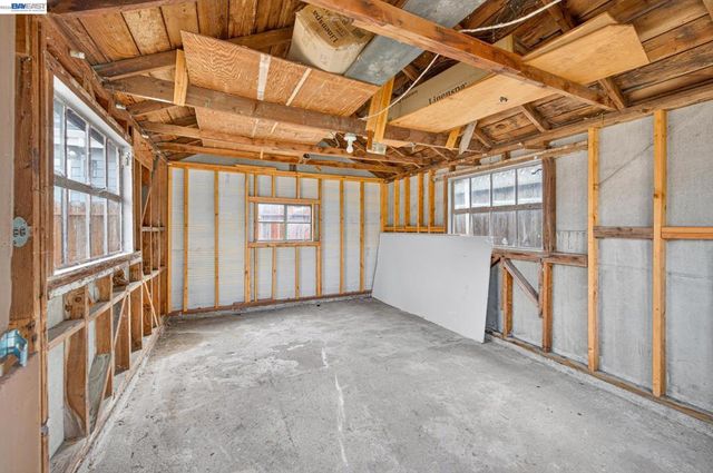 5616 Alameda Ave, Richmond, CA 94804
