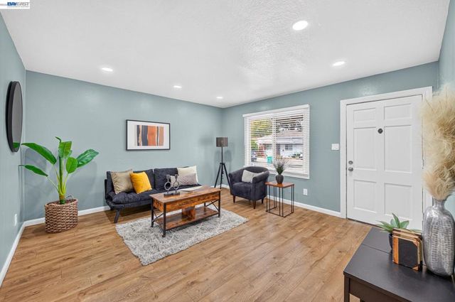5616 Alameda Ave, Richmond, CA 94804