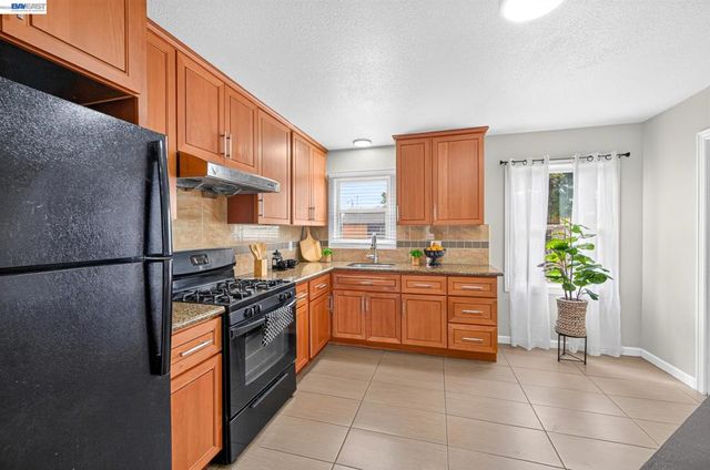 5616 Alameda Ave, Richmond, CA 94804