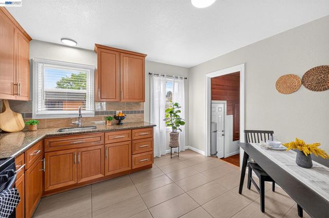 5616 Alameda Ave, Richmond, CA 94804